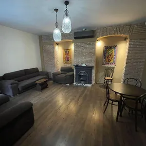 https://apartment-tamarioni.alltbilisihotels.com